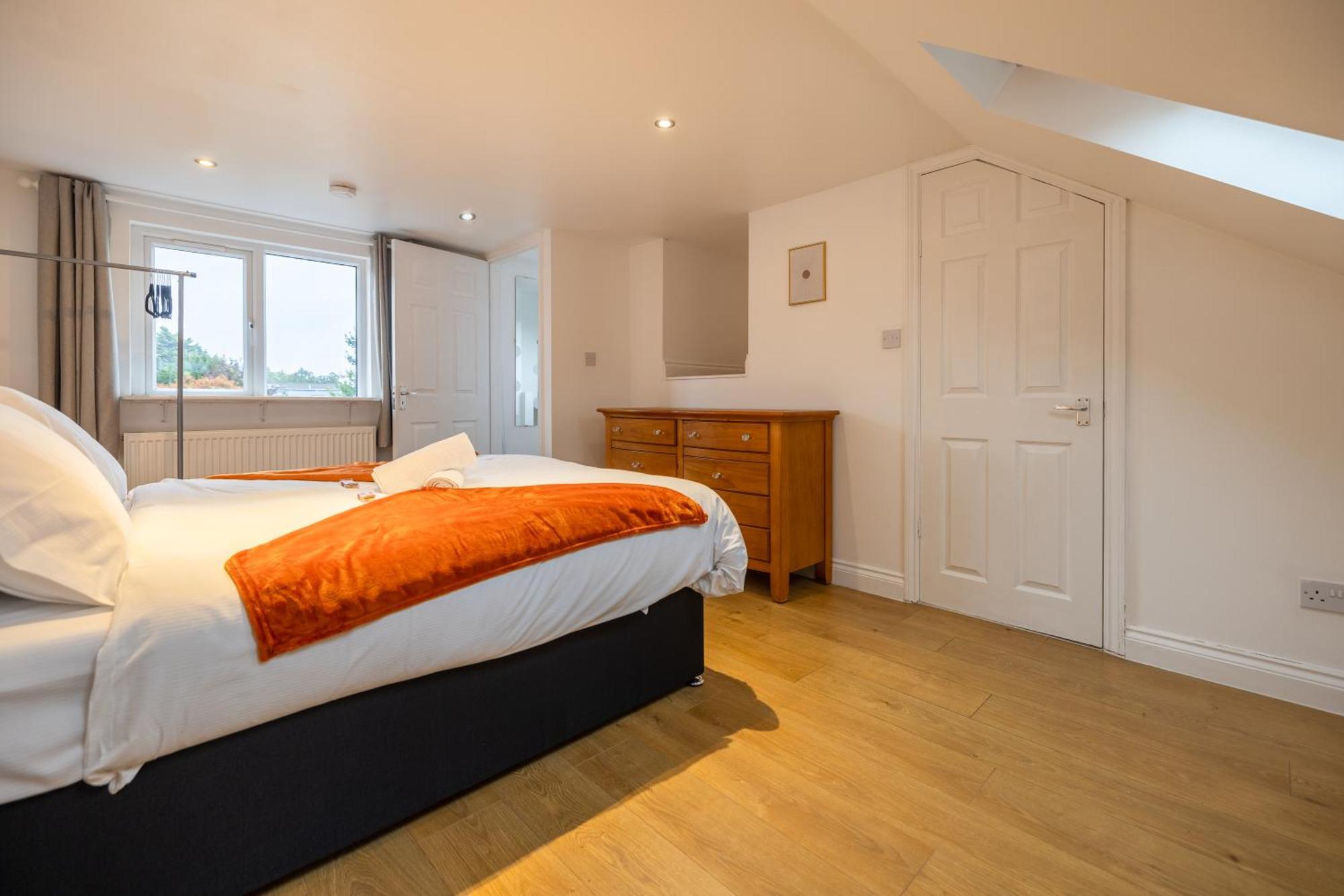 5- Spacious Bedroom Orchard Haven Villa Cambridge (Cambridgeshire)